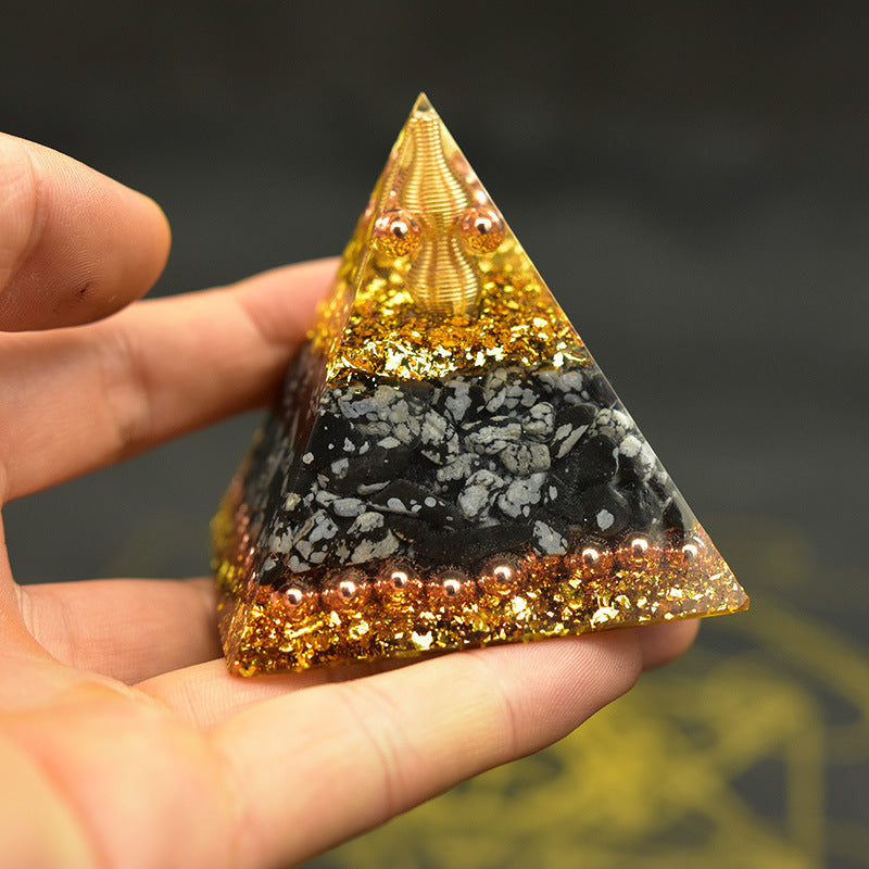 Orgonit Chakra Pyramid 60mm – Peridot, Tigeröga & Koppar