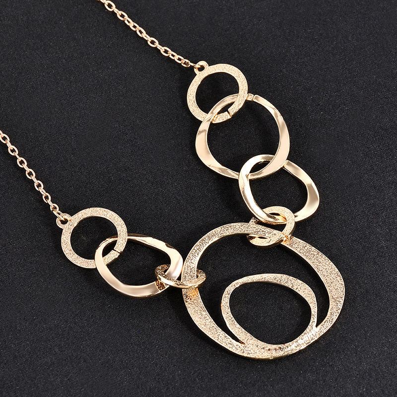 Lunar Orbit – Geometriskt Flercirkulärt Halsband