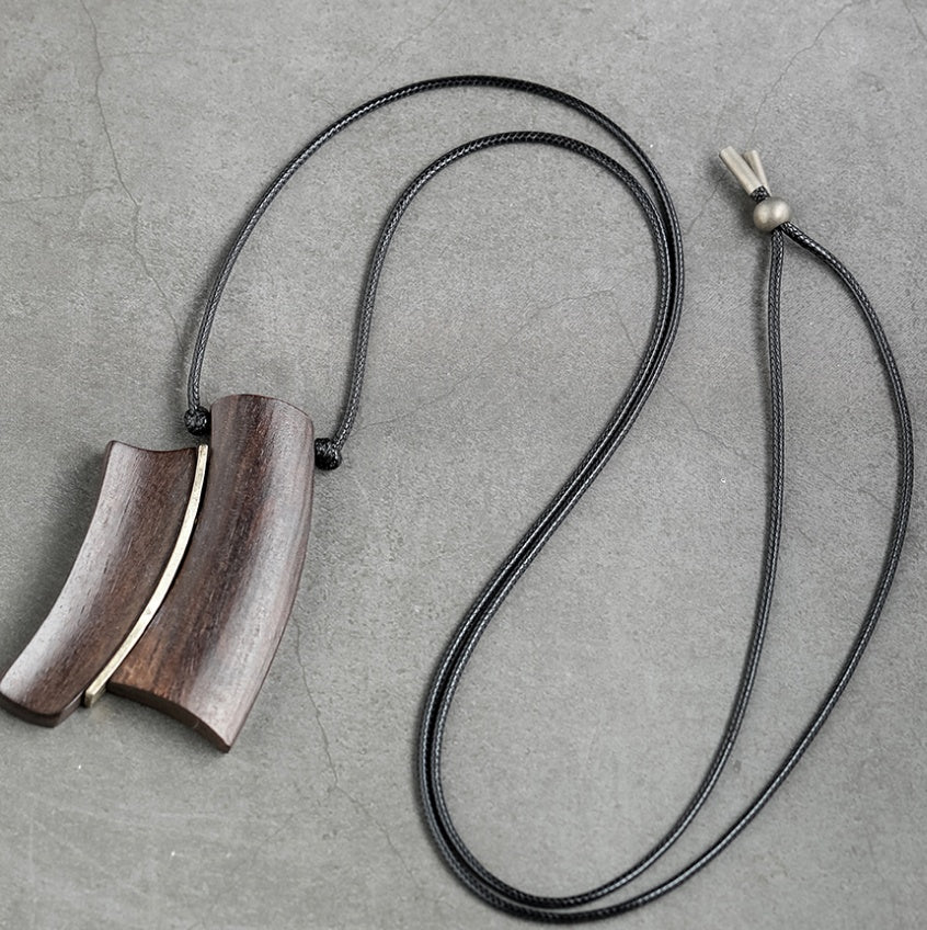 Nordisk Skugga – Antikt Halsband i Silverlegering