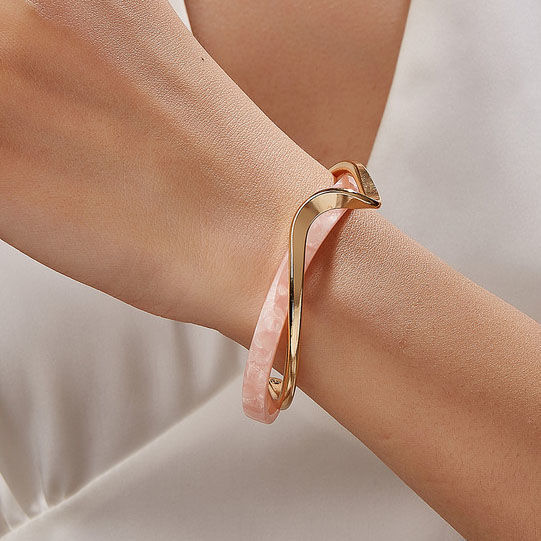 Aurora – ett lyxigt armband med modern känsla och sofistikerad form