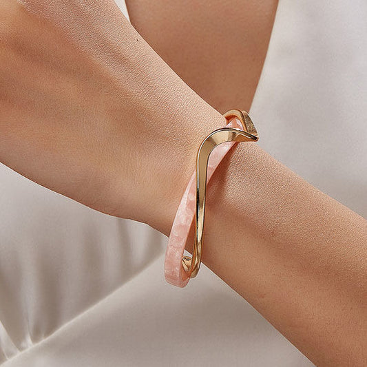 Aurora – ett lyxigt armband med modern känsla och sofistikerad form