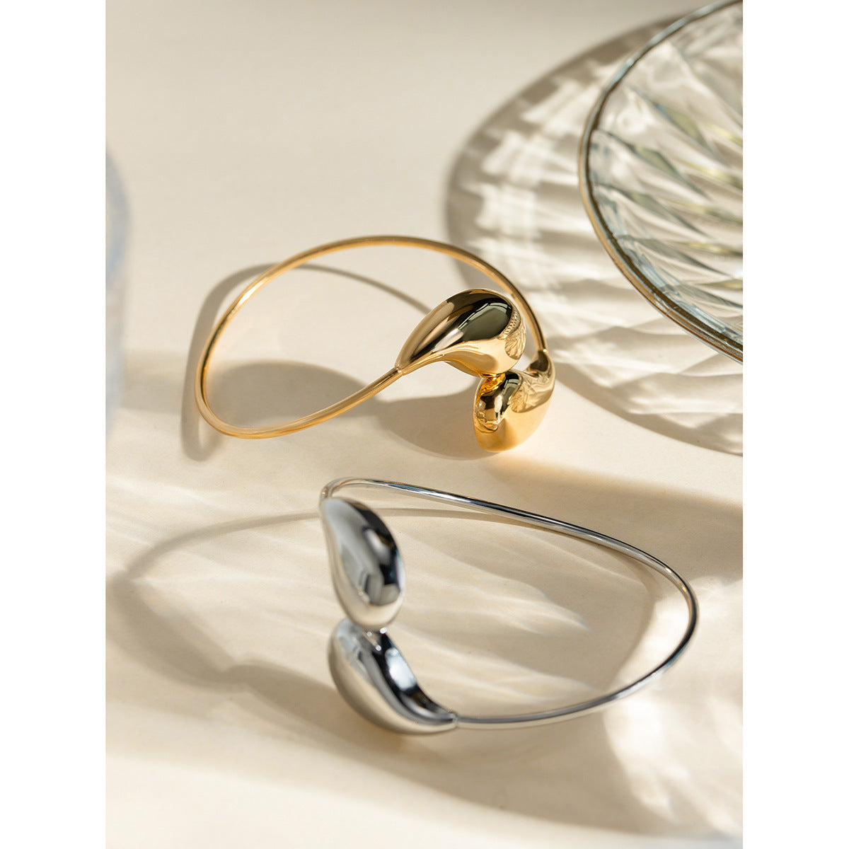 Aurum Wave – Skulpterat Armband i Guldpläterat Stål