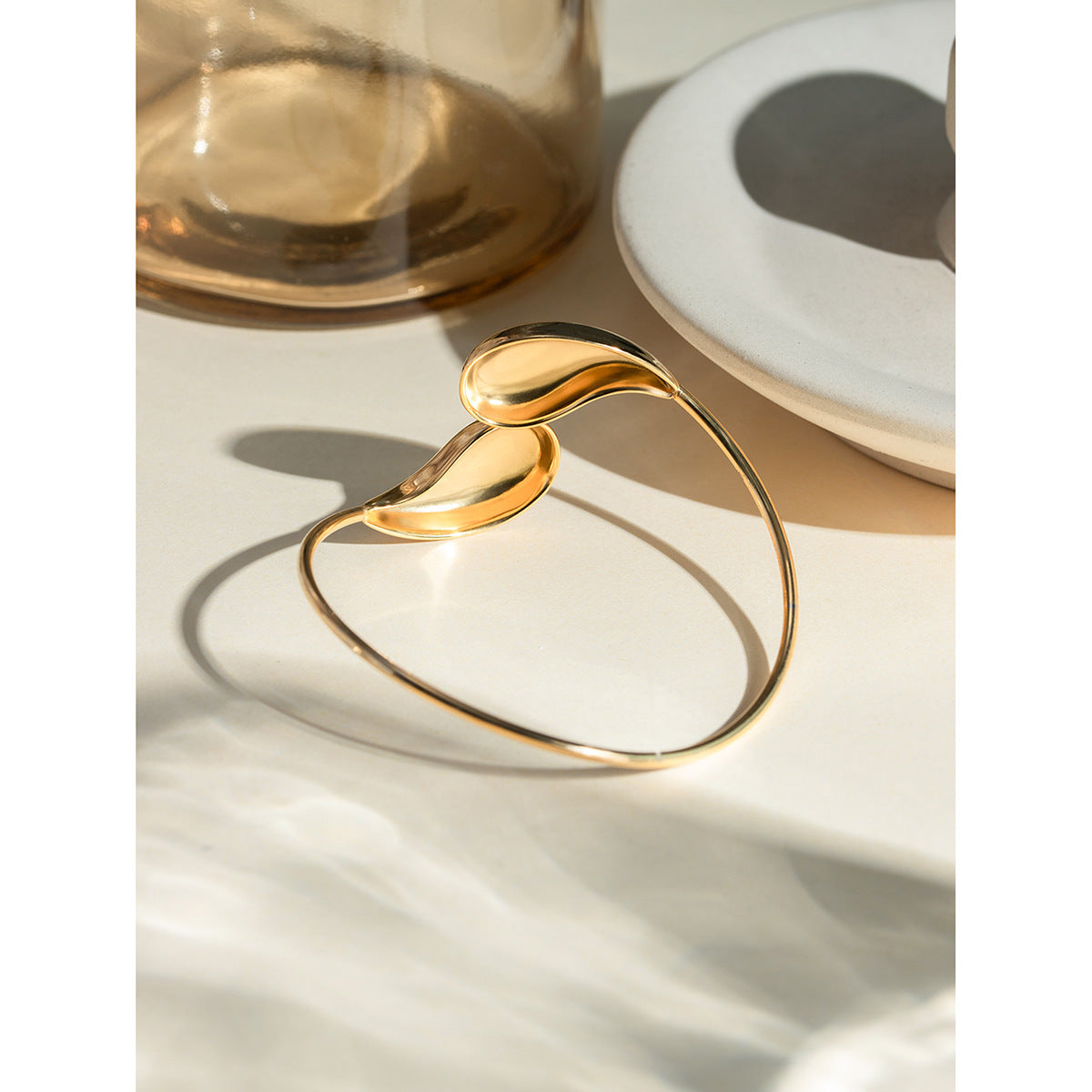 Aurum Wave – Skulpterat Armband i Guldpläterat Stål