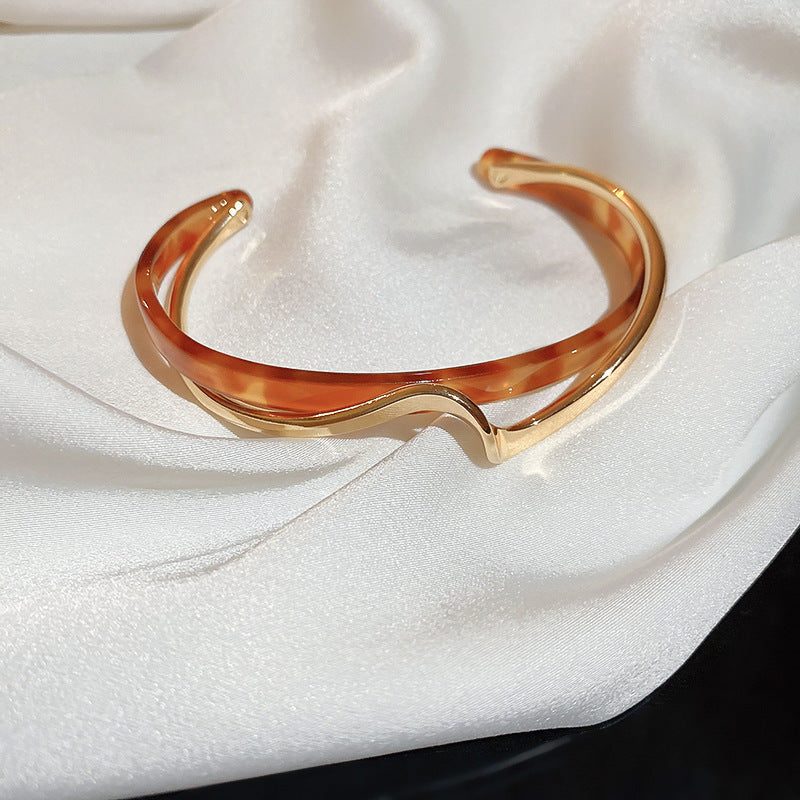 Aurora – ett lyxigt armband med modern känsla och sofistikerad form