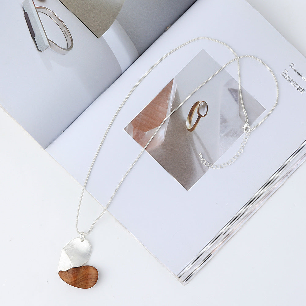 WoodLove – Hjärtformat Trähalsband med Modern Design