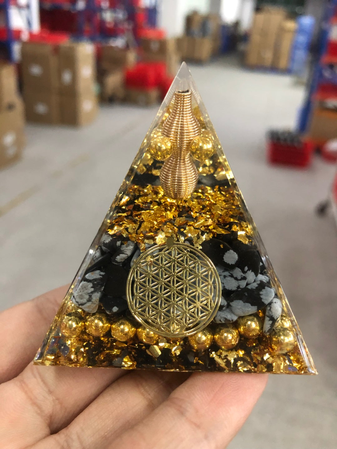 Orgonit Chakra Pyramid 60mm – Peridot, Tigeröga & Koppar