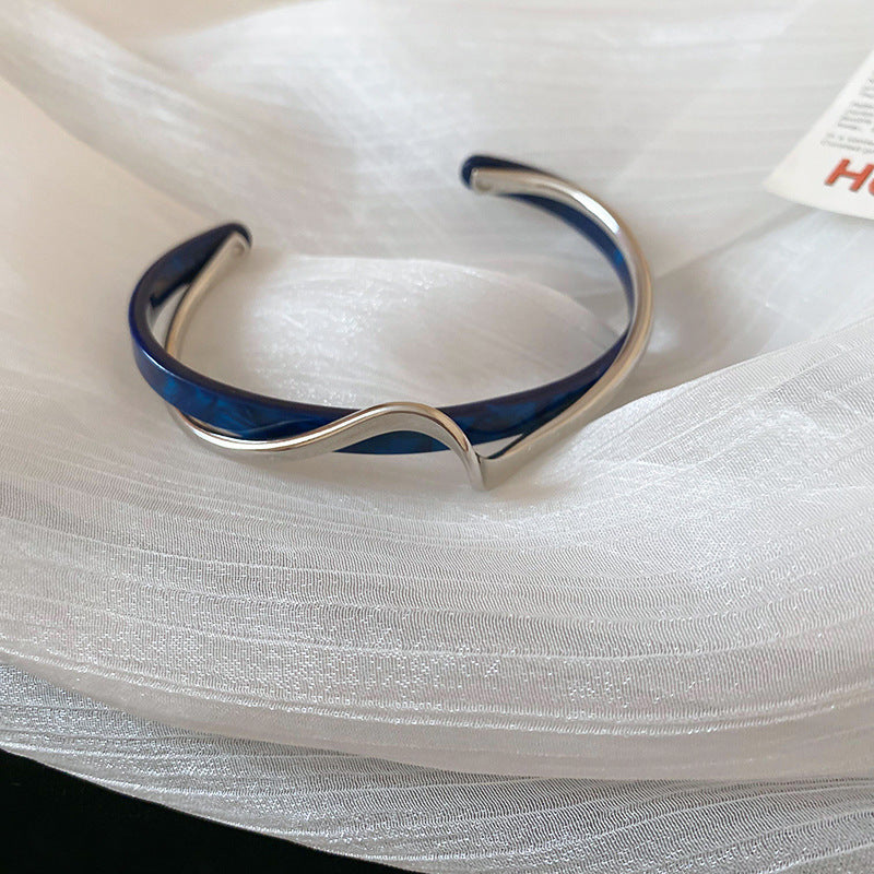 Aurora – ett lyxigt armband med modern känsla och sofistikerad form