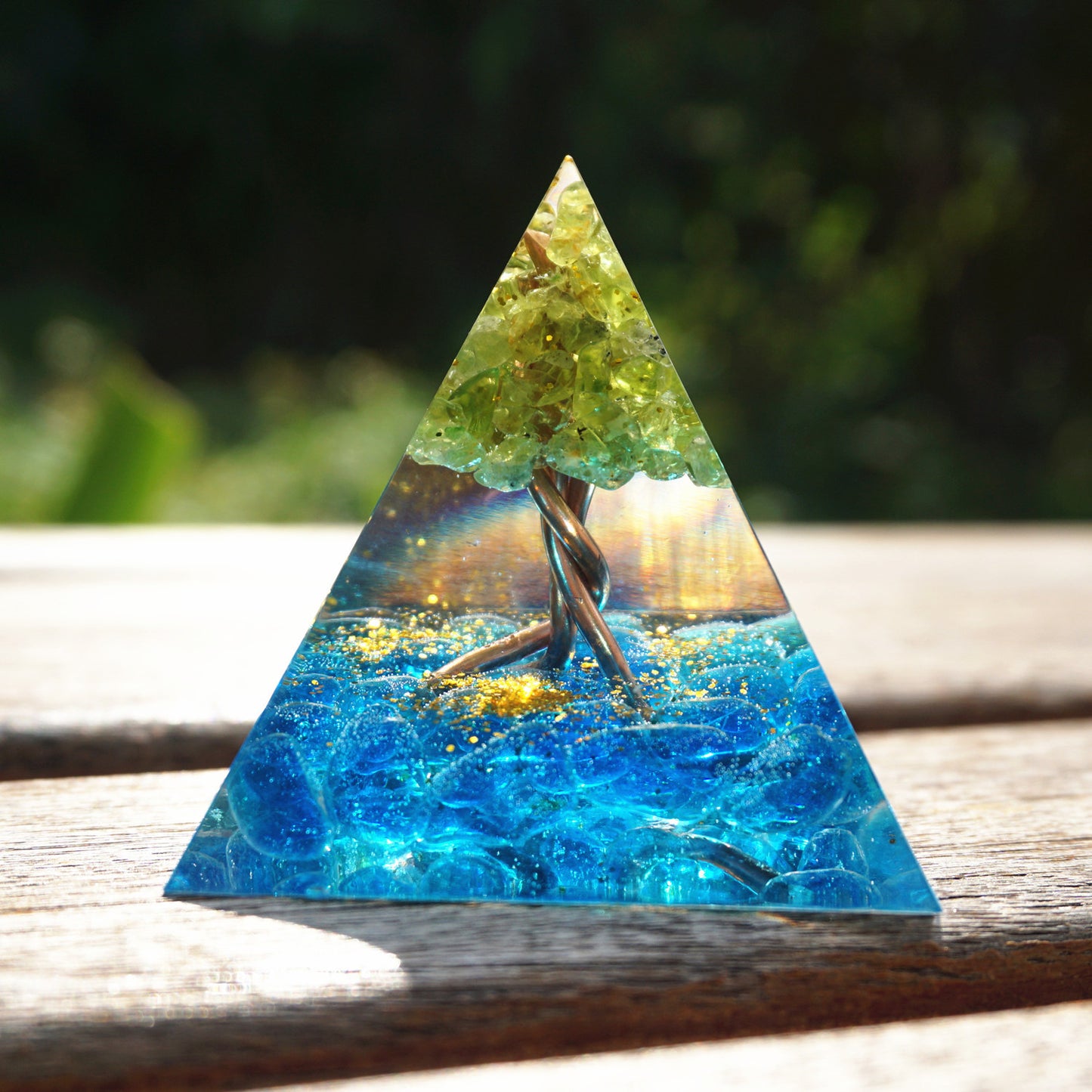 Orgonit Chakra Pyramid – 60 mm – Peridot, Blått Glas & Koppar