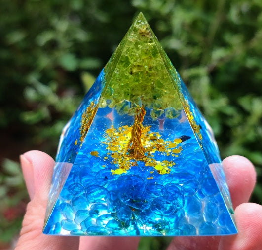 Orgonit Chakra Pyramid – 60 mm – Peridot, Blått Glas & Koppar
