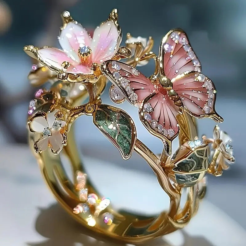 Fjärilsdröm – Blommig Ring med Strass & Oljeglans