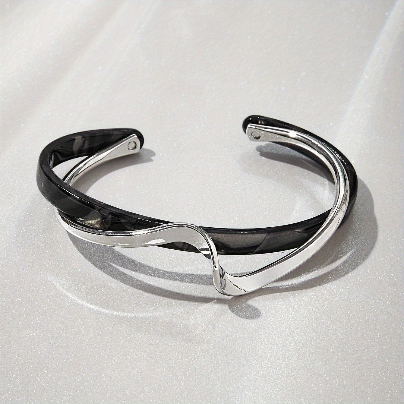 Aurora – ett lyxigt armband med modern känsla och sofistikerad form