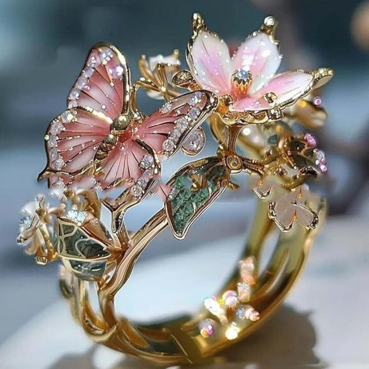 Fjärilsdröm – Blommig Ring med Strass & Oljeglans