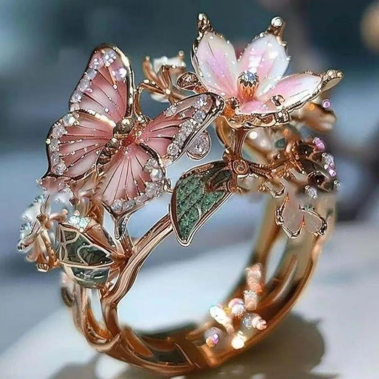 Fjärilsdröm – Blommig Ring med Strass & Oljeglans