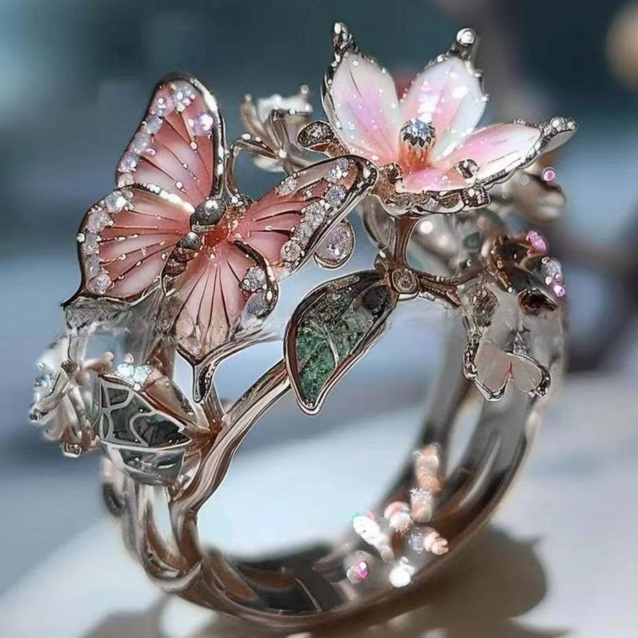 Fjärilsdröm – Blommig Ring med Strass & Oljeglans