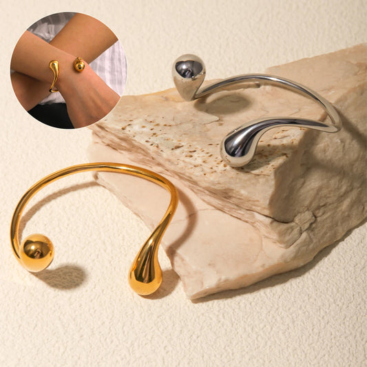 Aurum Wave – Skulpterat Armband i Guldpläterat Stål