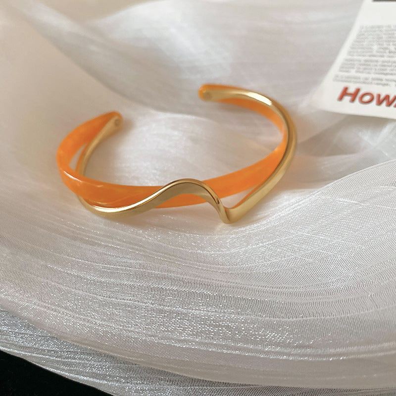 Aurora – ett lyxigt armband med modern känsla och sofistikerad form